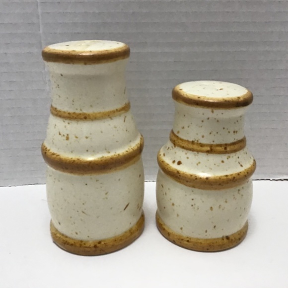 Vintage Laurentian Pottery Salt & Pepper shakers - Picture 5 of 6